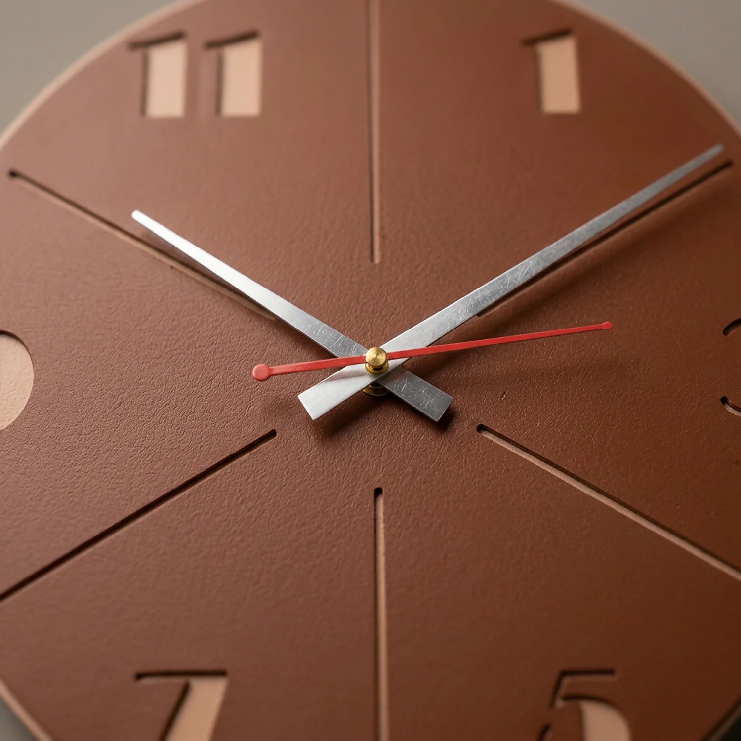 Modern Minimalist Round Wall Clock – Elegant & Quiet Design
